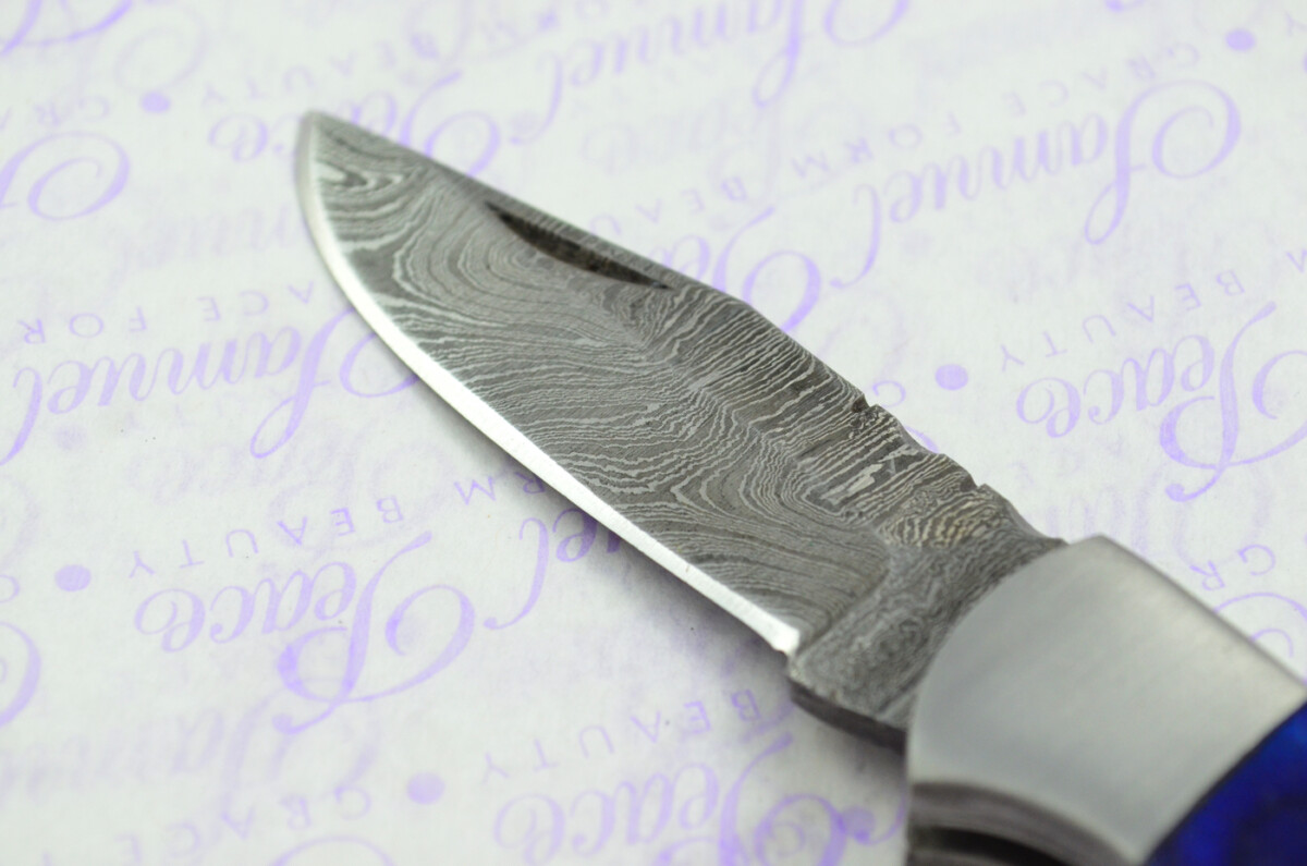 A Handmade Damascus Steel Pocket Knife - Blue Laminate Wood Scales - Image 4