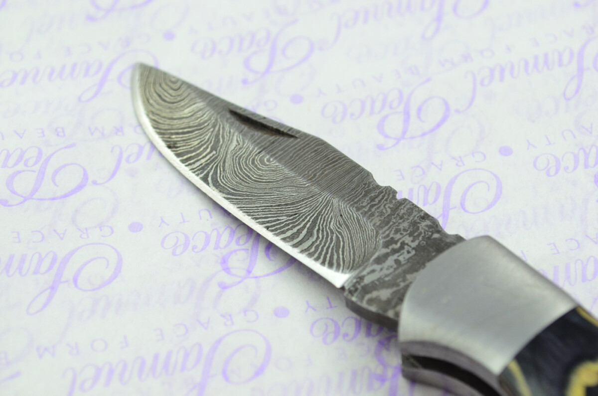 A Handmade Damascus Steel Pocket Knife -Blue & Cream Laminate Wood Scales - Image 4