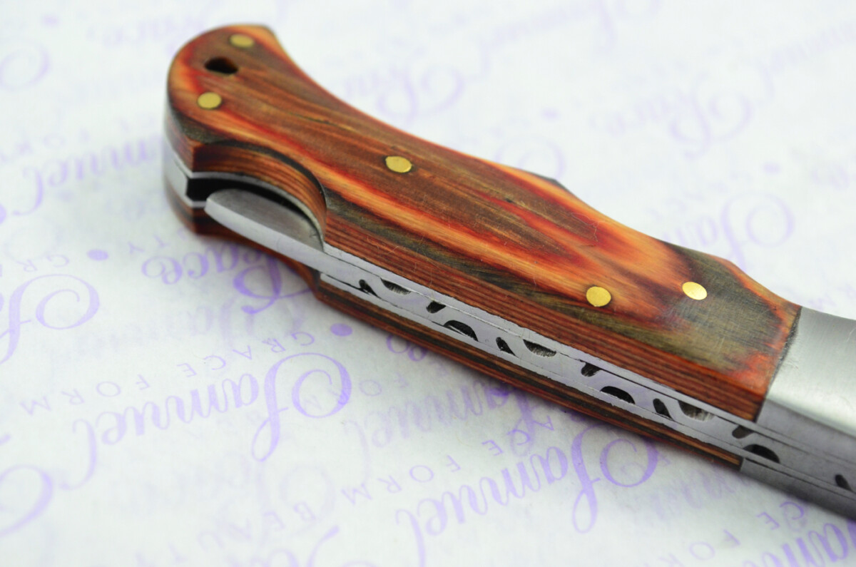 A Handmade Damascus Steel Pocket Knife - Brown Laminate Wood Scales - Image 6