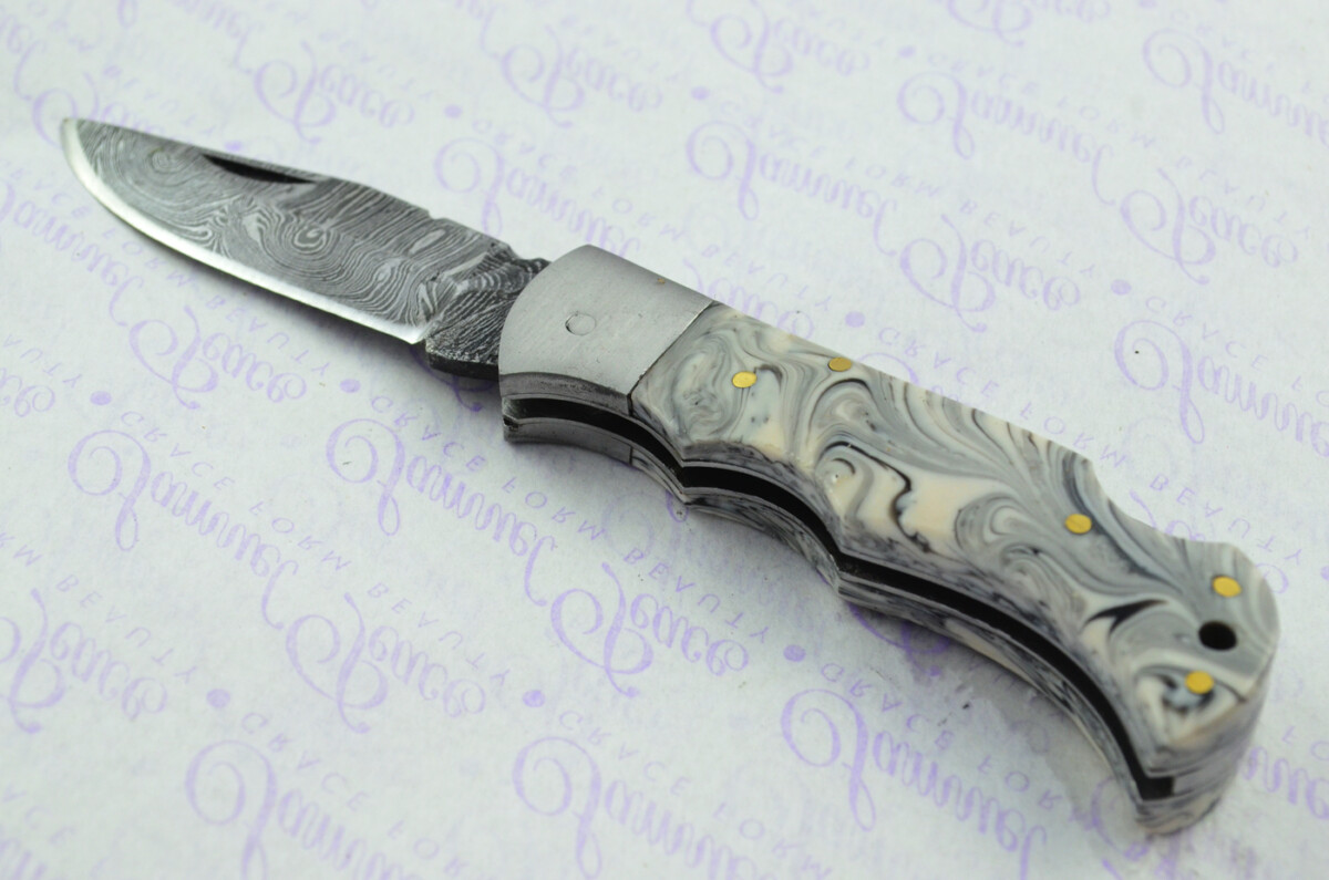 A Handmade Damascus Steel Pocket Knife - Shades of Grey Resin Scales - Image 2