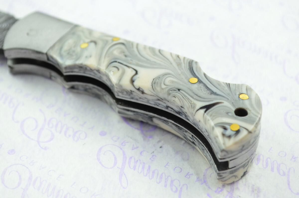 A Handmade Damascus Steel Pocket Knife - Shades of Grey Resin Scales - Image 3