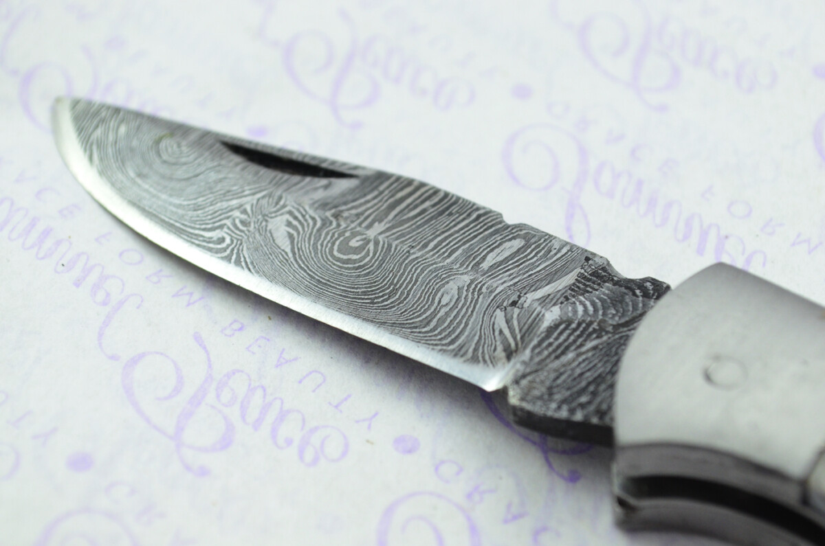 A Handmade Damascus Steel Pocket Knife - Shades of Grey Resin Scales - Image 4
