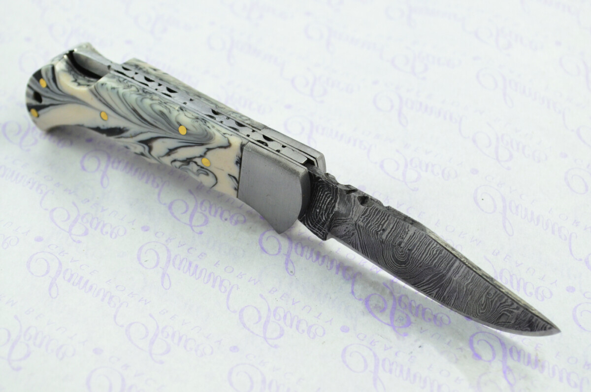 A Handmade Damascus Steel Pocket Knife - Shades of Grey Resin Scales - Image 5