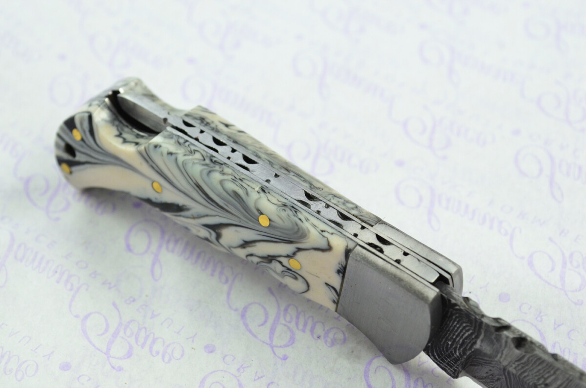 A Handmade Damascus Steel Pocket Knife - Shades of Grey Resin Scales - Image 6