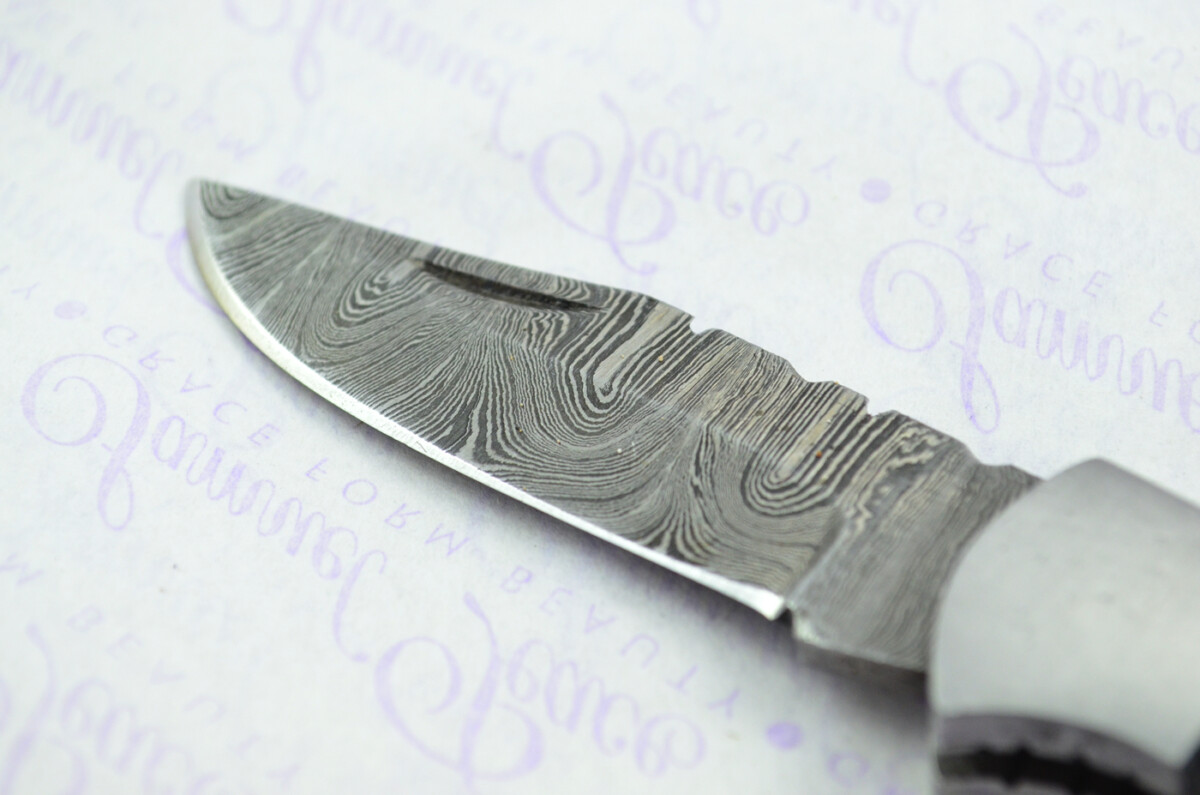 A Handmade Damascus Steel Pocket Knife - Buffalo Horn Scales - Image 4