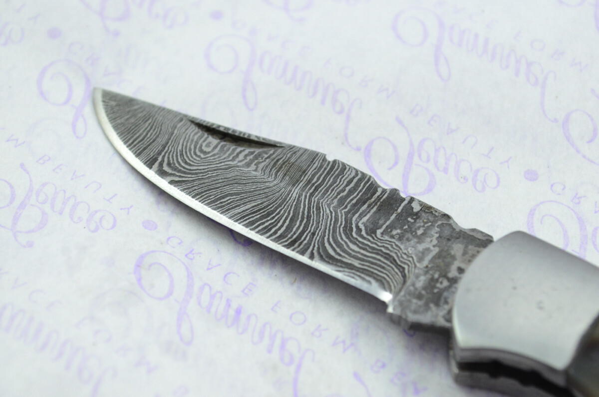 A Handmade Damascus Steel Pocket Knife - Buffalo Horn Scales - Image 4
