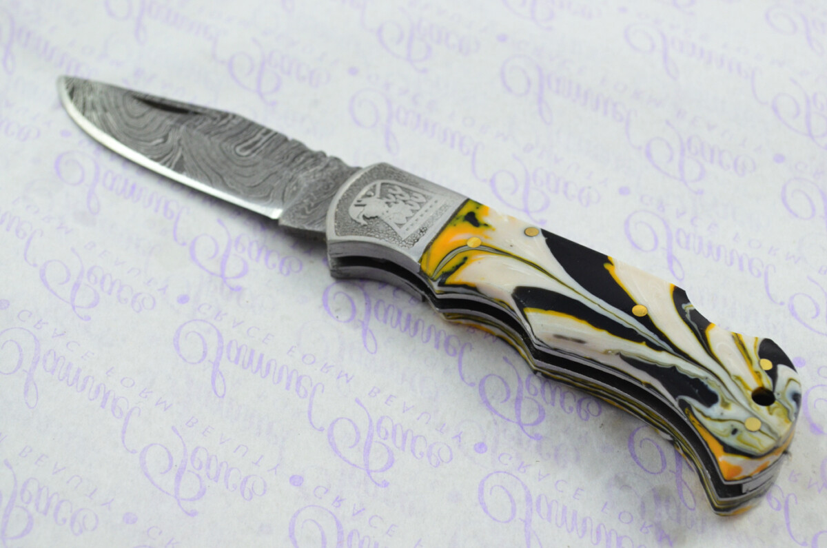 A Handmade Damascus Steel Pocket Knife - White Mustard Black Resin Scales - Image 2
