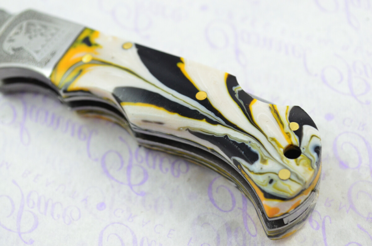 A Handmade Damascus Steel Pocket Knife - White Mustard Black Resin Scales - Image 3