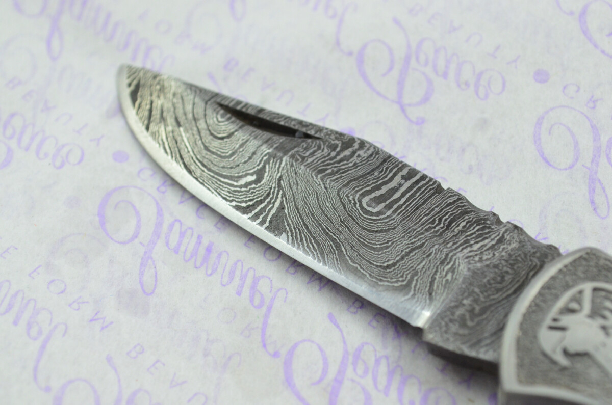 A Handmade Damascus Steel Pocket Knife - White Mustard Black Resin Scales - Image 4
