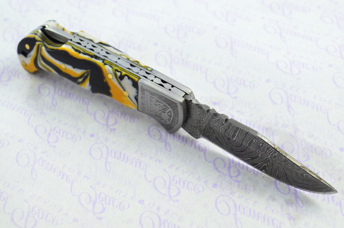 A Handmade Damascus Steel Pocket Knife - White Mustard Black Resin Scales - Image 5