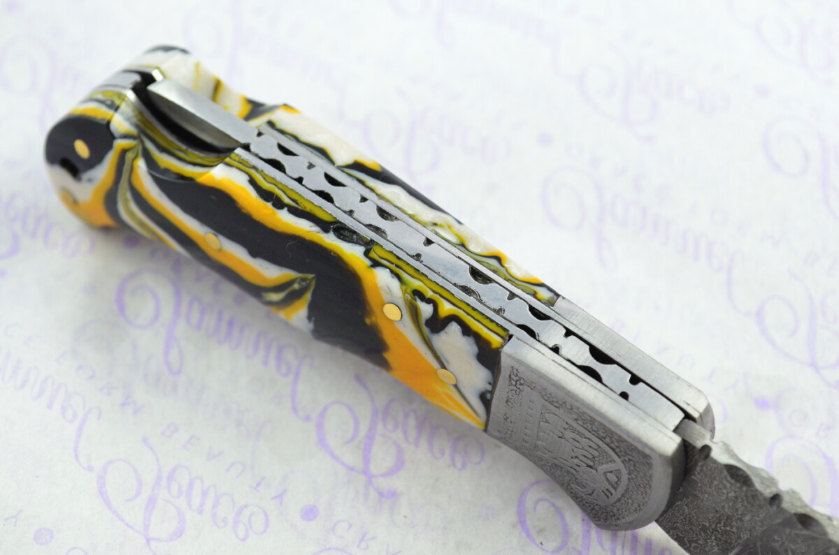 A Handmade Damascus Steel Pocket Knife - White Mustard Black Resin Scales - Image 6