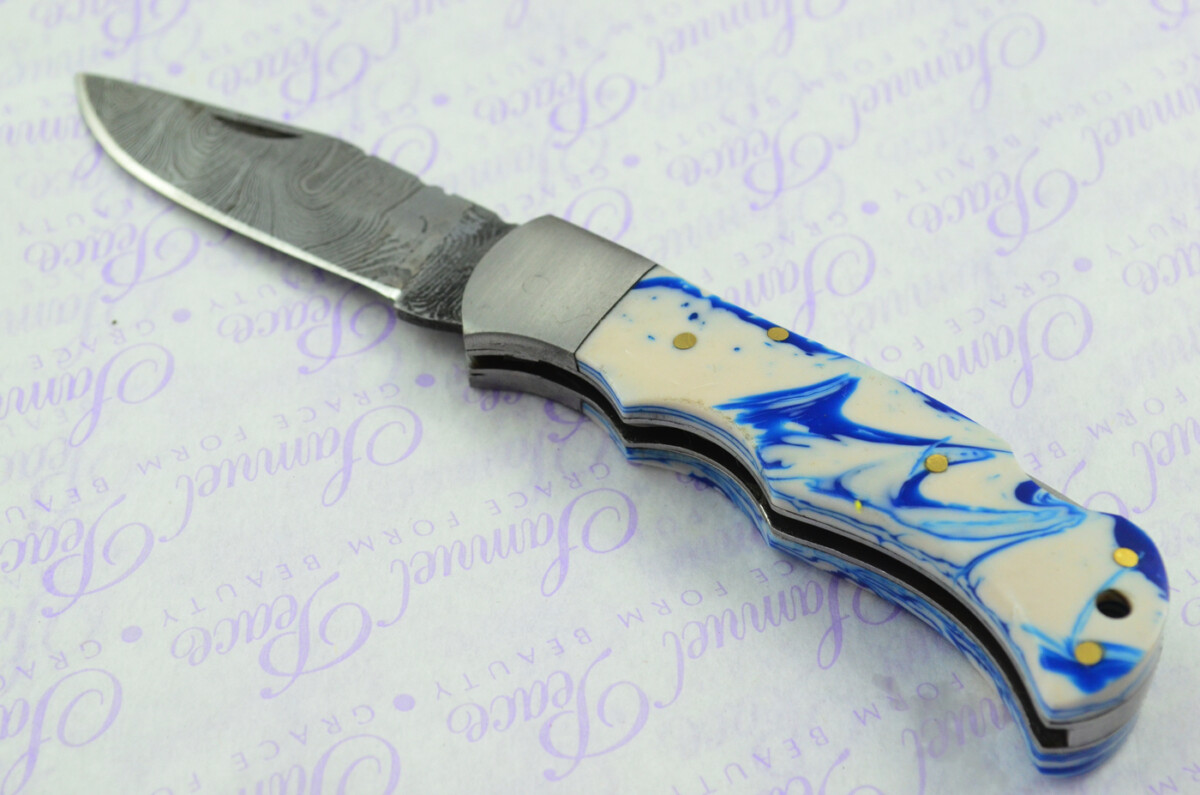 A Handmade Damascus Steel Pocket Knife - Blue & White Resin Scales - Image 2