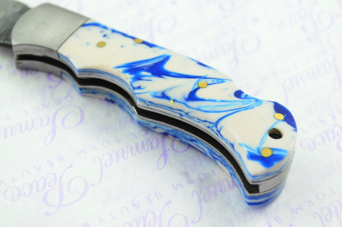 A Handmade Damascus Steel Pocket Knife - Blue & White Resin Scales - Image 3