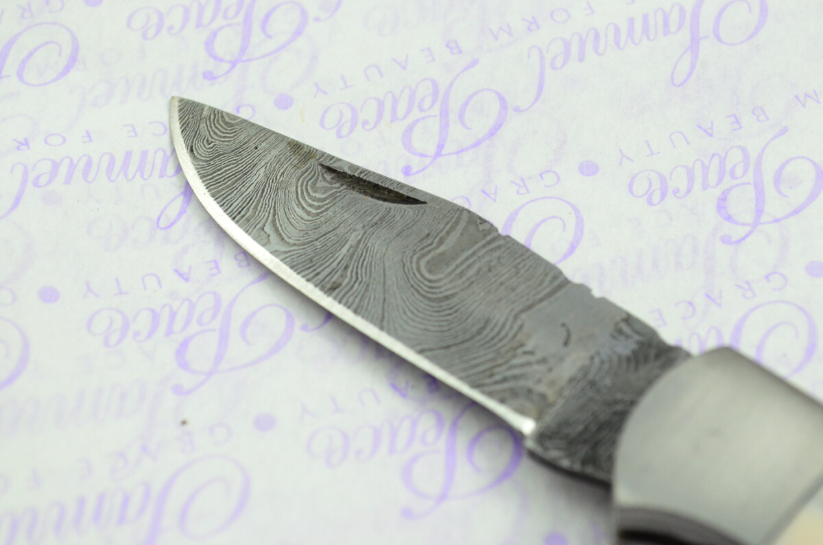 A Handmade Damascus Steel Pocket Knife - Blue & White Resin Scales - Image 4