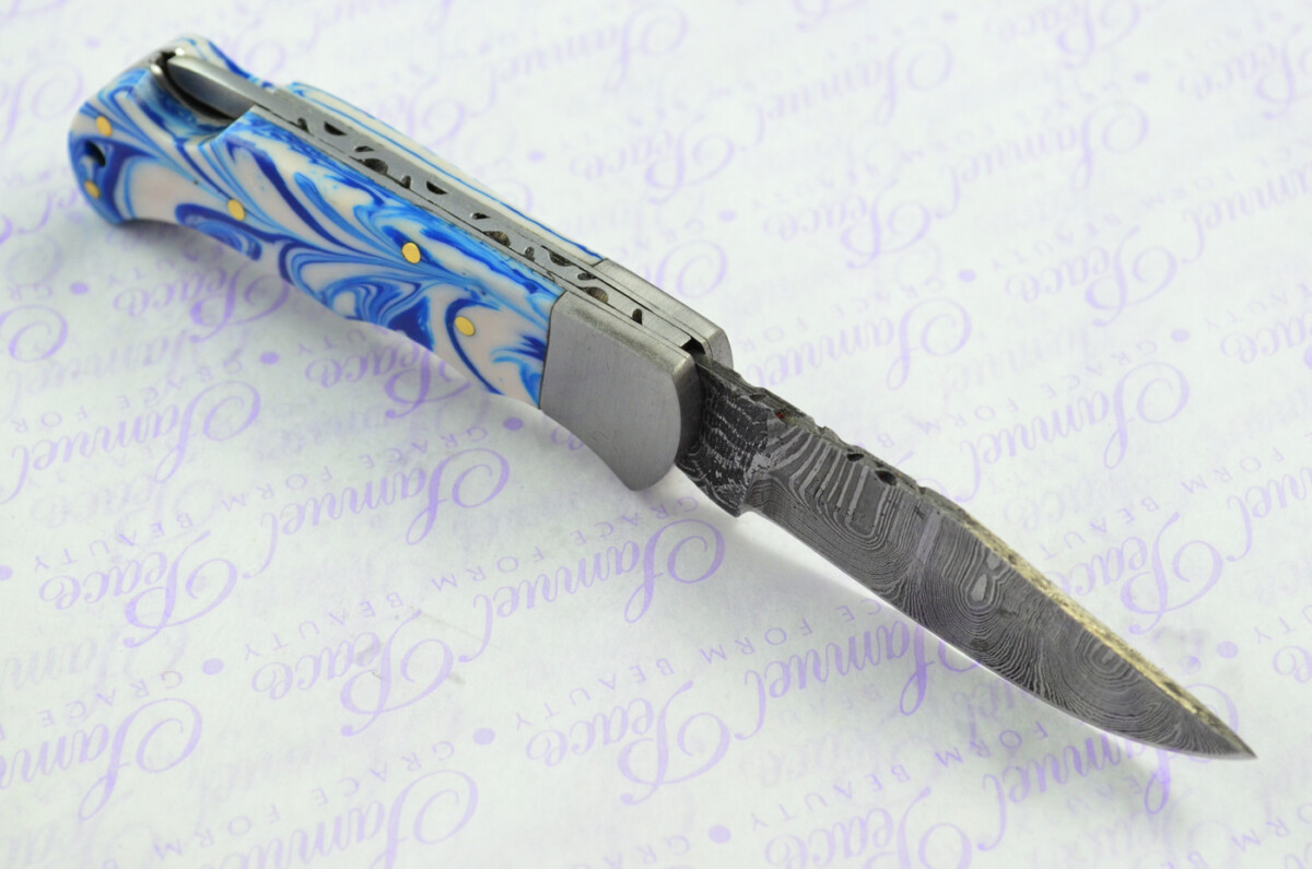 A Handmade Damascus Steel Pocket Knife - Blue & White Resin Scales - Image 5
