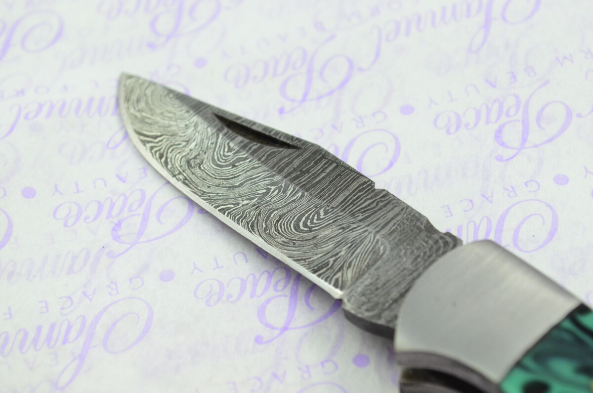 A Handmade Damascus Steel Pocket Knife - Turquoise & Black Resin Scales - Image 4