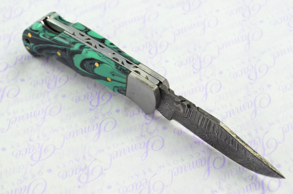 A Handmade Damascus Steel Pocket Knife - Turquoise & Black Resin Scales - Image 5