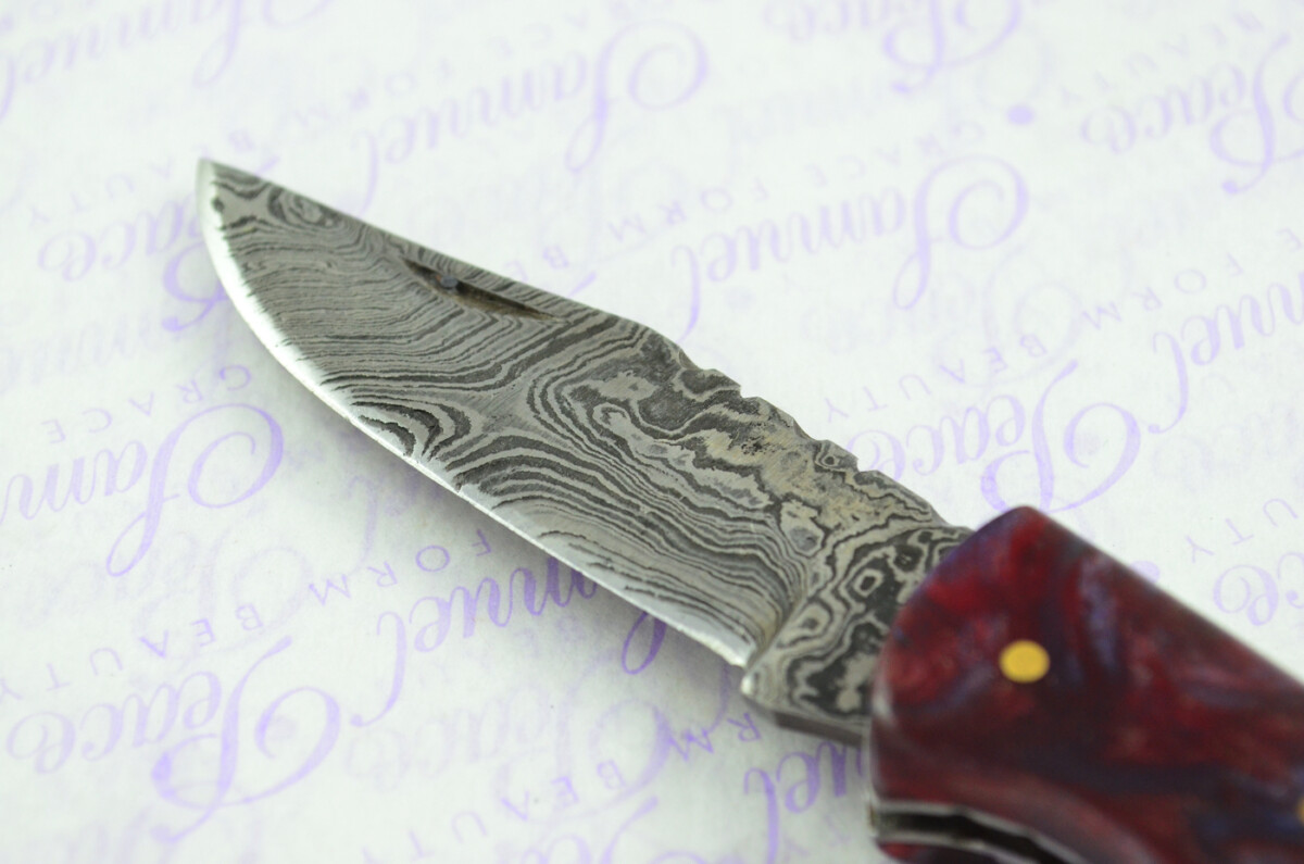 A Handmade Damascus Steel Pocket Knife -  Resin Scales - Image 4