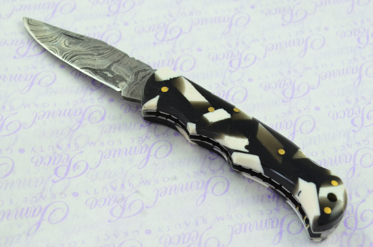 A Handmade Damascus Steel Pocket Knife -  Resin Scales - Image 2
