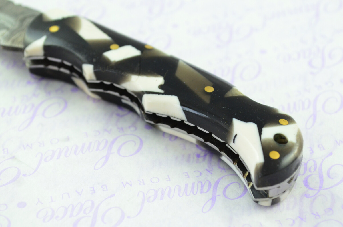 A Handmade Damascus Steel Pocket Knife -  Resin Scales - Image 3