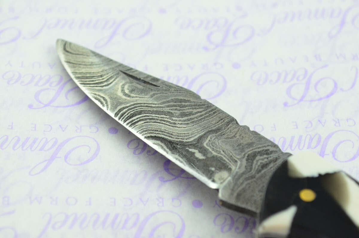 A Handmade Damascus Steel Pocket Knife -  Resin Scales - Image 4