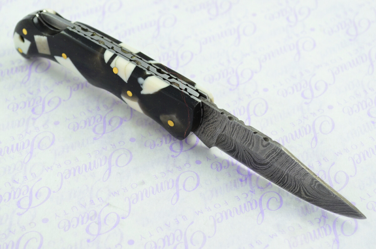 A Handmade Damascus Steel Pocket Knife -  Resin Scales - Image 5