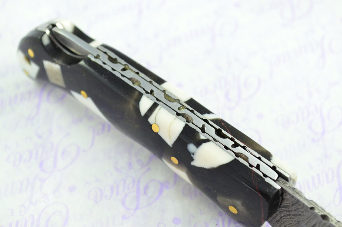 A Handmade Damascus Steel Pocket Knife -  Resin Scales - Image 6