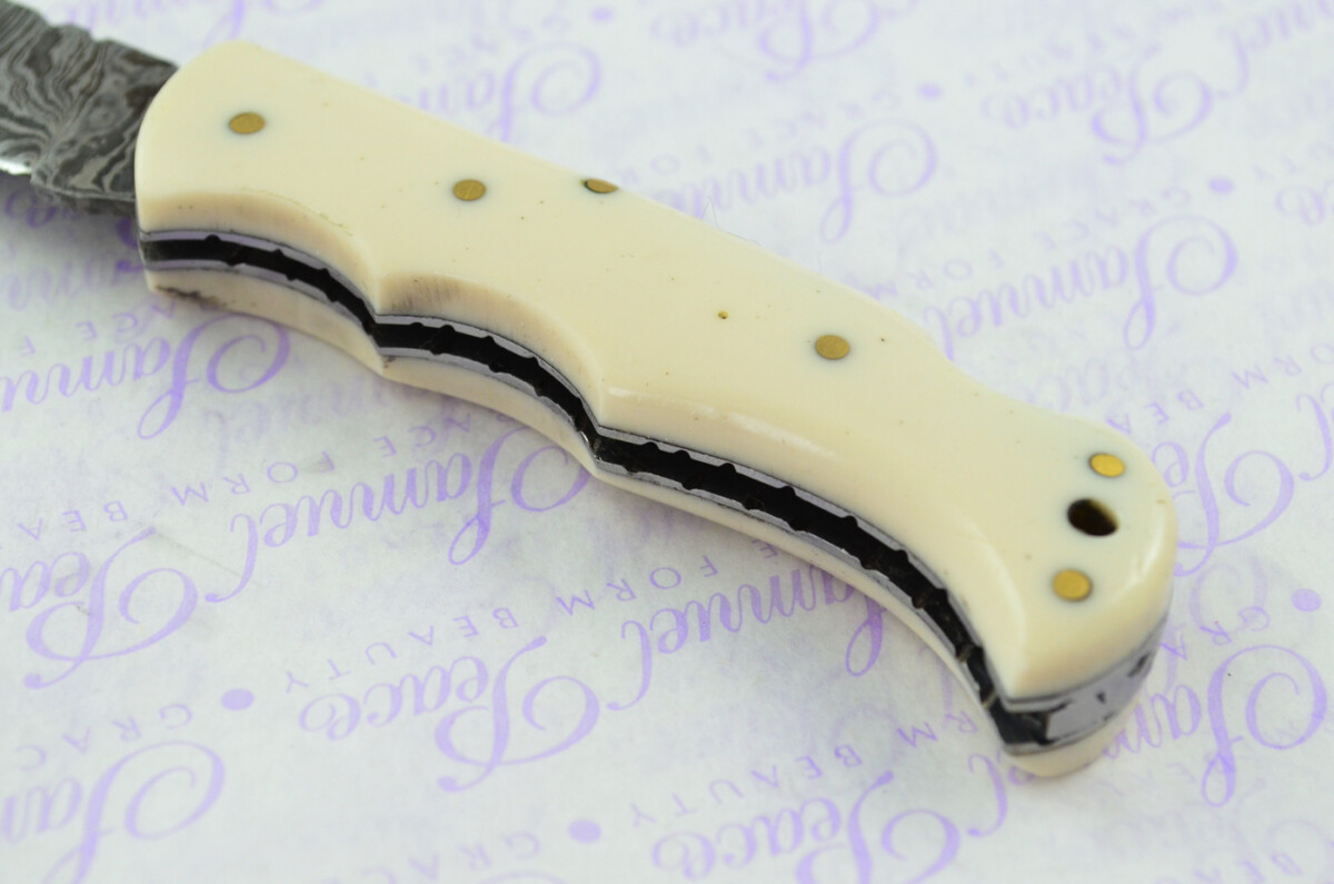 A Handmade Damascus Steel Pocket Knife - Cream Resin Scales - Image 3