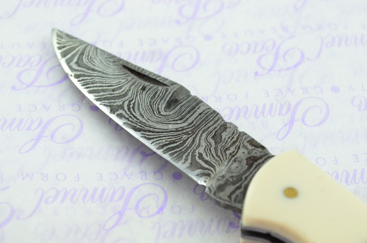 A Handmade Damascus Steel Pocket Knife - Cream Resin Scales - Image 4
