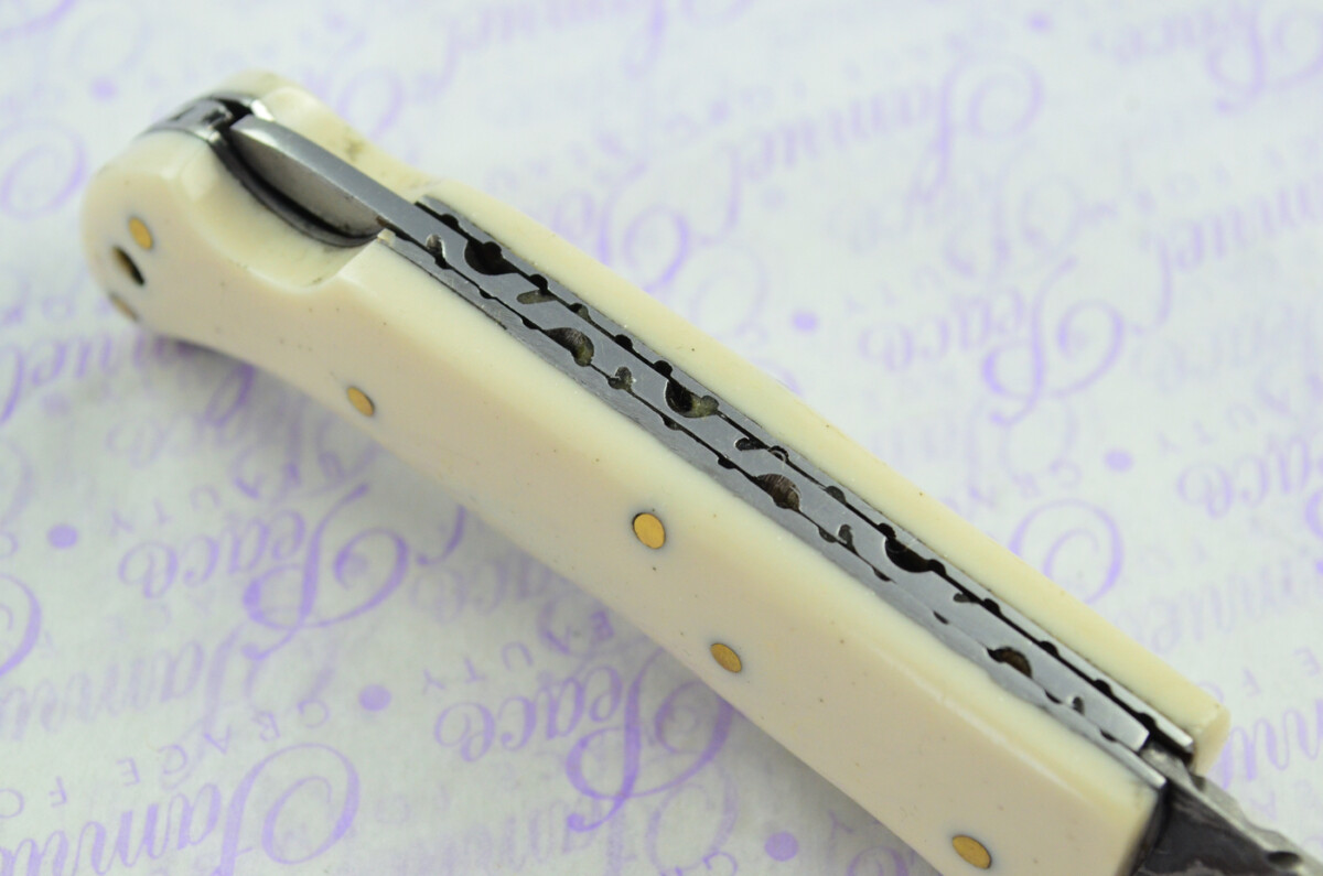 A Handmade Damascus Steel Pocket Knife - Cream Resin Scales - Image 6
