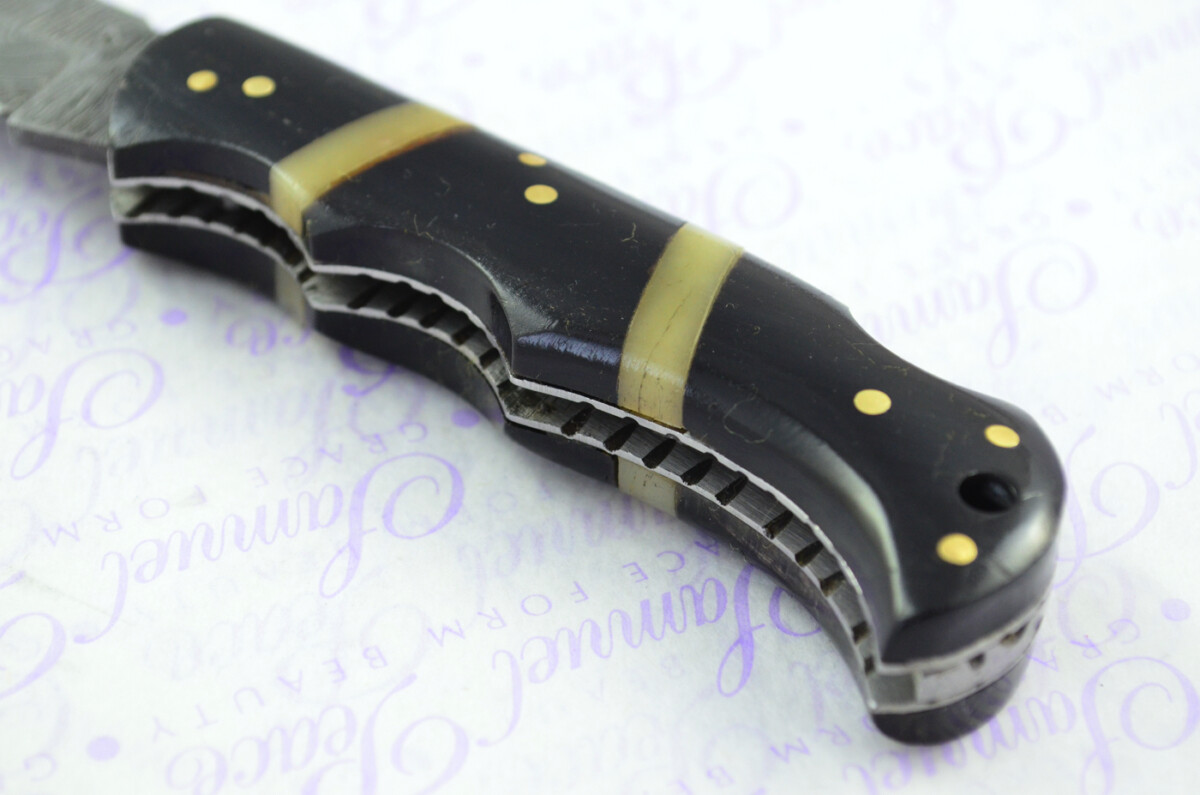 A Handmade Damascus Steel Pocket Knife - Resin Scales - Image 3
