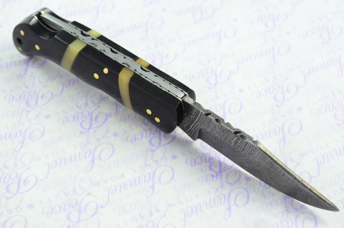 A Handmade Damascus Steel Pocket Knife - Resin Scales - Image 5