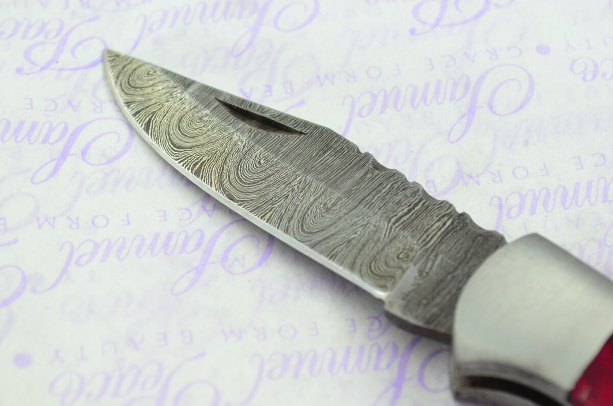 A Handmade Damascus Steel Pocket Knife - Magenta Laminate Wood Scales - Image 4