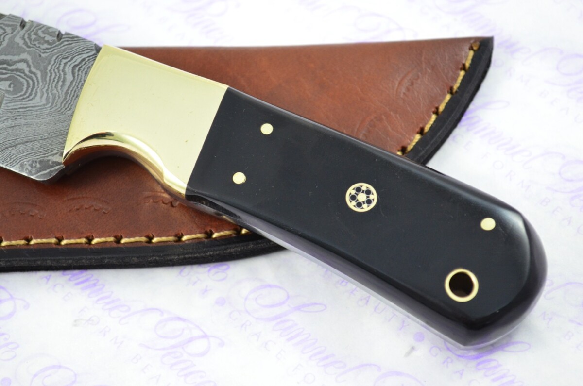 Astounding Damascus Steel Hunting Knife with Buffalo Scales inc Leather Sheath - Image 2