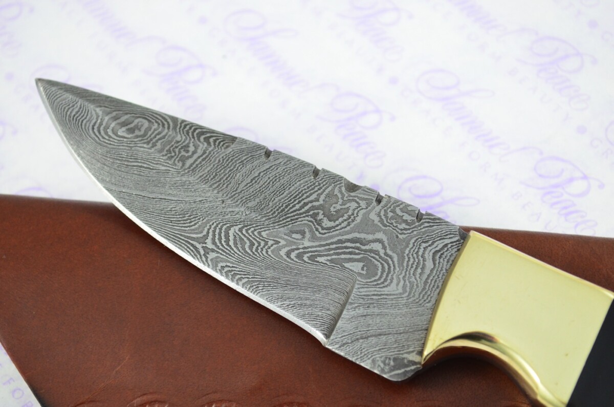 Astounding Damascus Steel Hunting Knife with Buffalo Scales inc Leather Sheath - Image 3