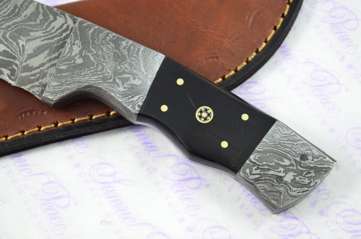 Astounding Damascus Steel Hunting Knife with Buffalo Scales inc Leather Sheath - Image 2