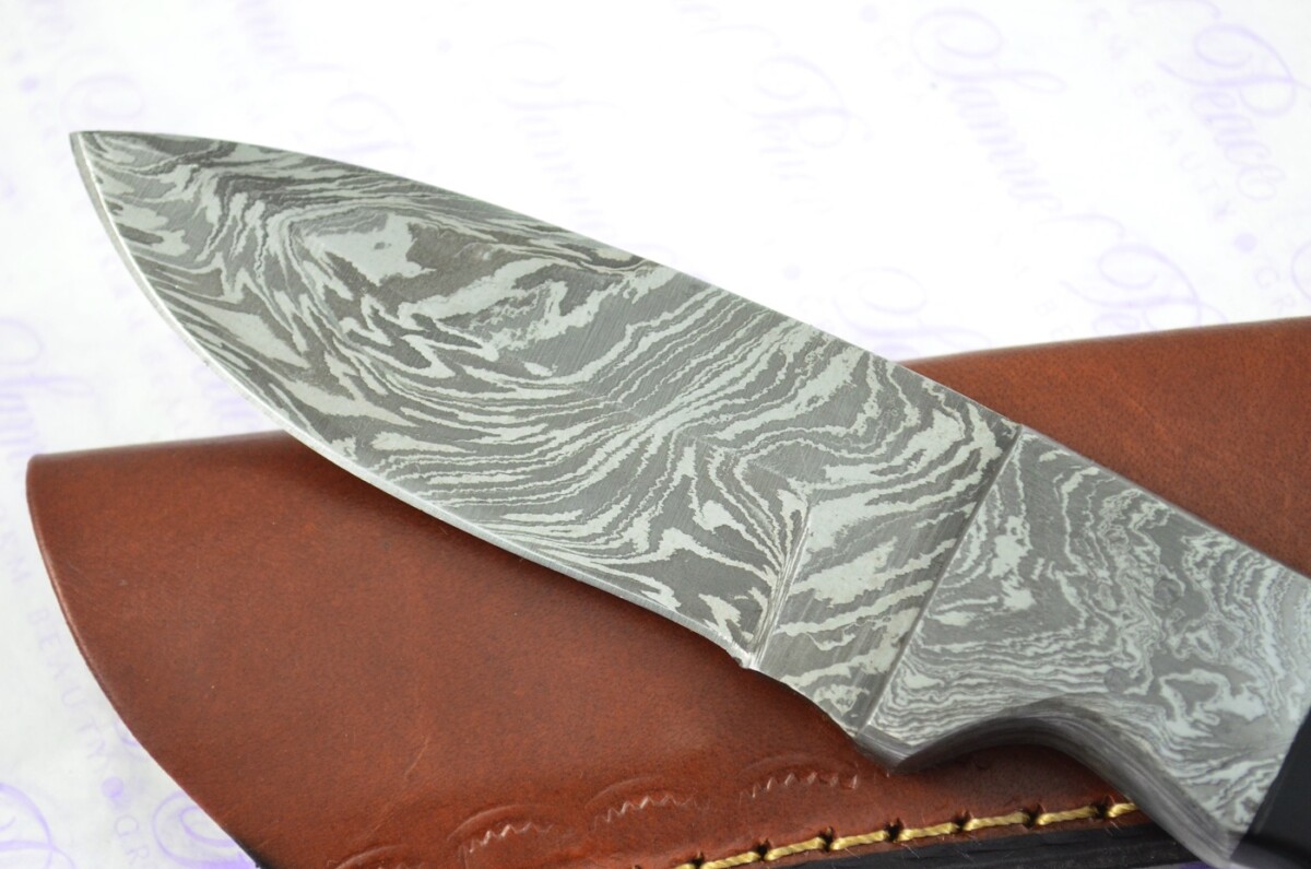 Astounding Damascus Steel Hunting Knife with Buffalo Scales inc Leather Sheath - Image 3