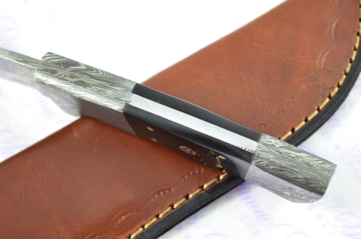 Astounding Damascus Steel Hunting Knife with Buffalo Scales inc Leather Sheath - Image 4