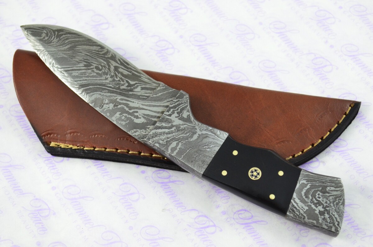 Astounding Damascus Steel Hunting Knife with Buffalo Scales inc Leather Sheath - Image 5
