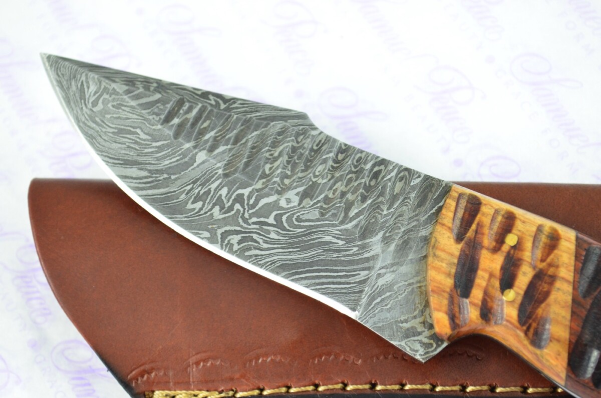 Astounding Damascus Steel Skinning Knife with Rosewood & Olivewood Scales inc Leather Sheath - Image 4