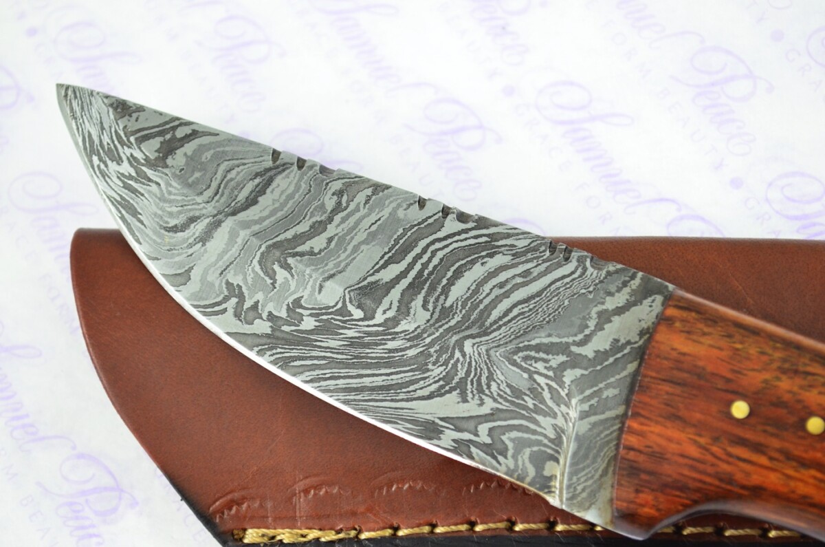 Astounding Damascus Steel Hunting Knife with Camel Bone & Rosewood Scales inc Leather Sheath - Image 3