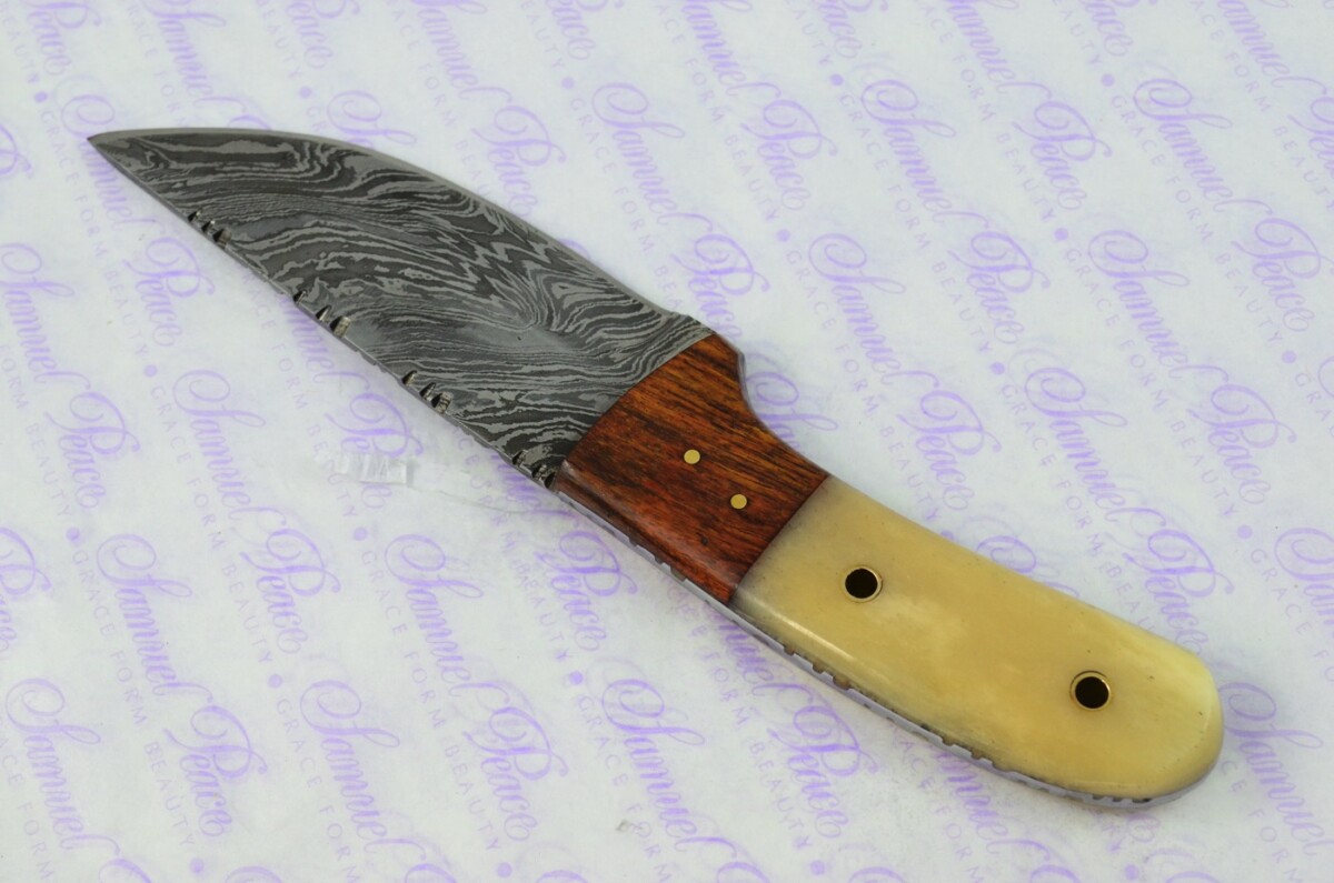 Astounding Damascus Steel Hunting Knife with Camel Bone & Rosewood Scales inc Leather Sheath - Image 5