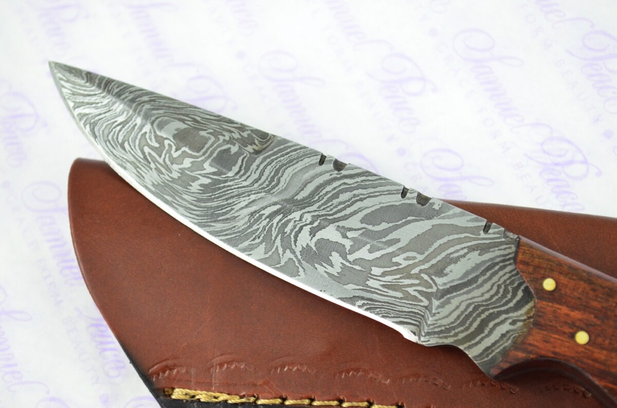 Astounding Damascus Steel Hunting Knife with Camel Bone & Rosewood Scales inc Leather Sheath - Image 3