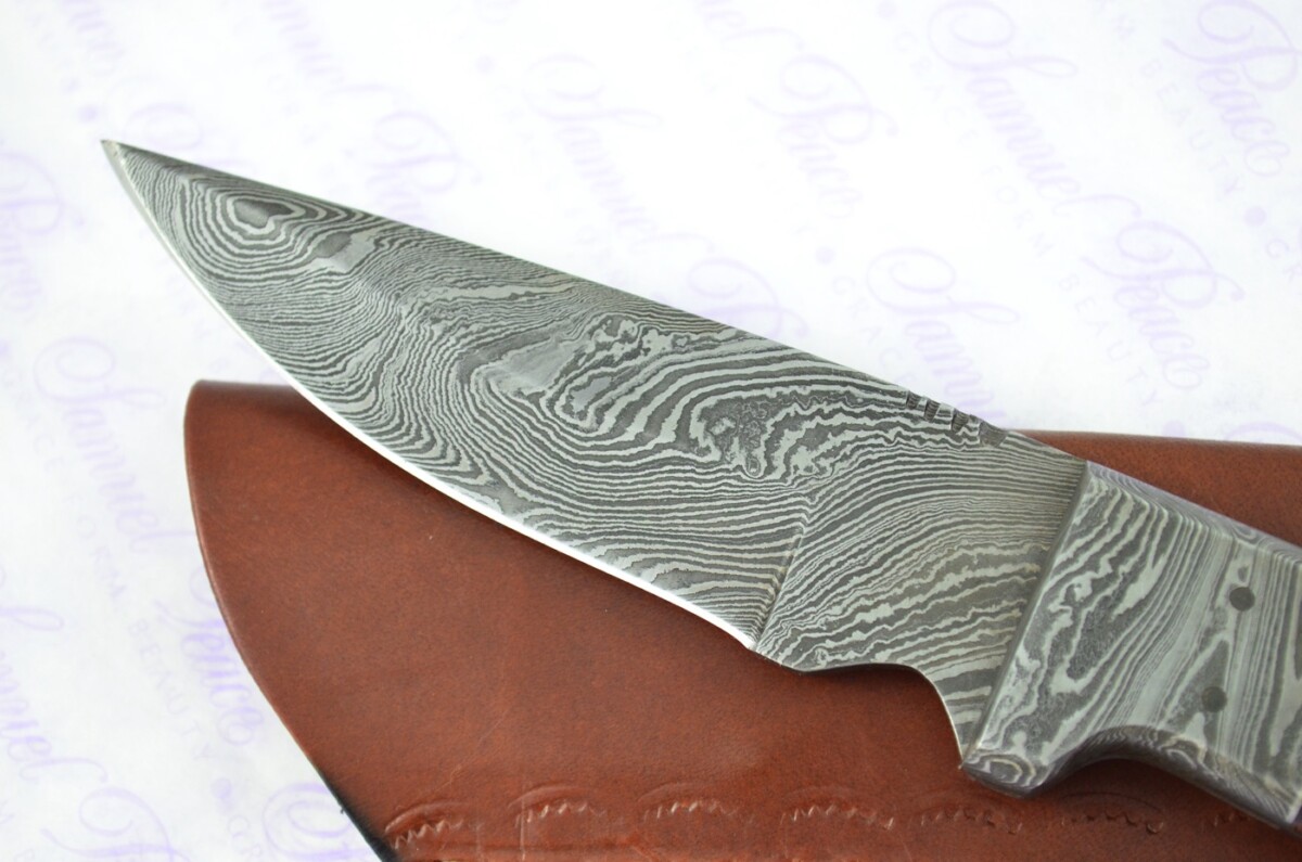 Astounding Damascus Steel Bowie Knife with Roswood Scales inc Leather Sheath - Image 3