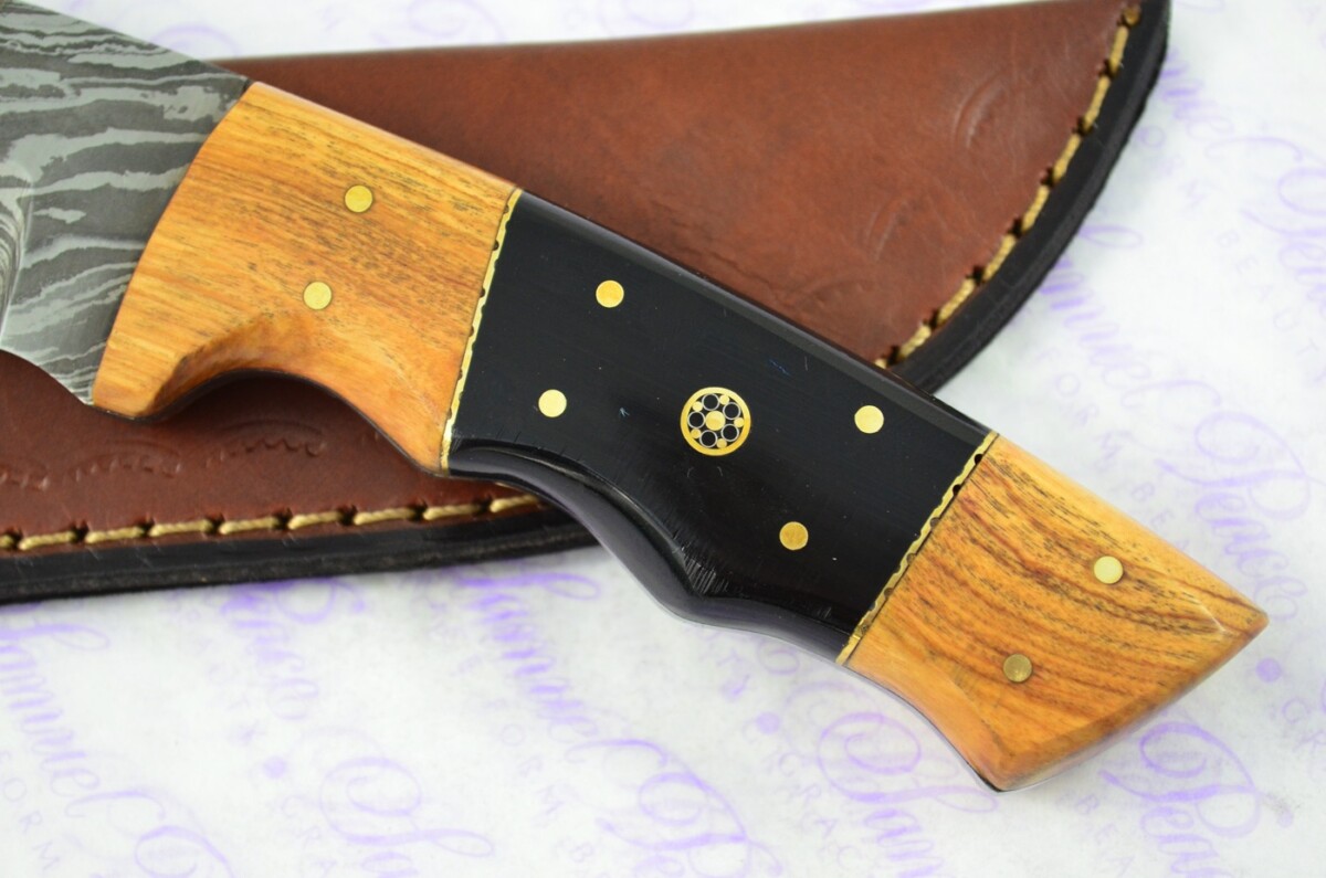 Astounding Damascus Steel Skinning Knife with Buffalo & Olive wood Scales inc Leather Sheath - Image 2
