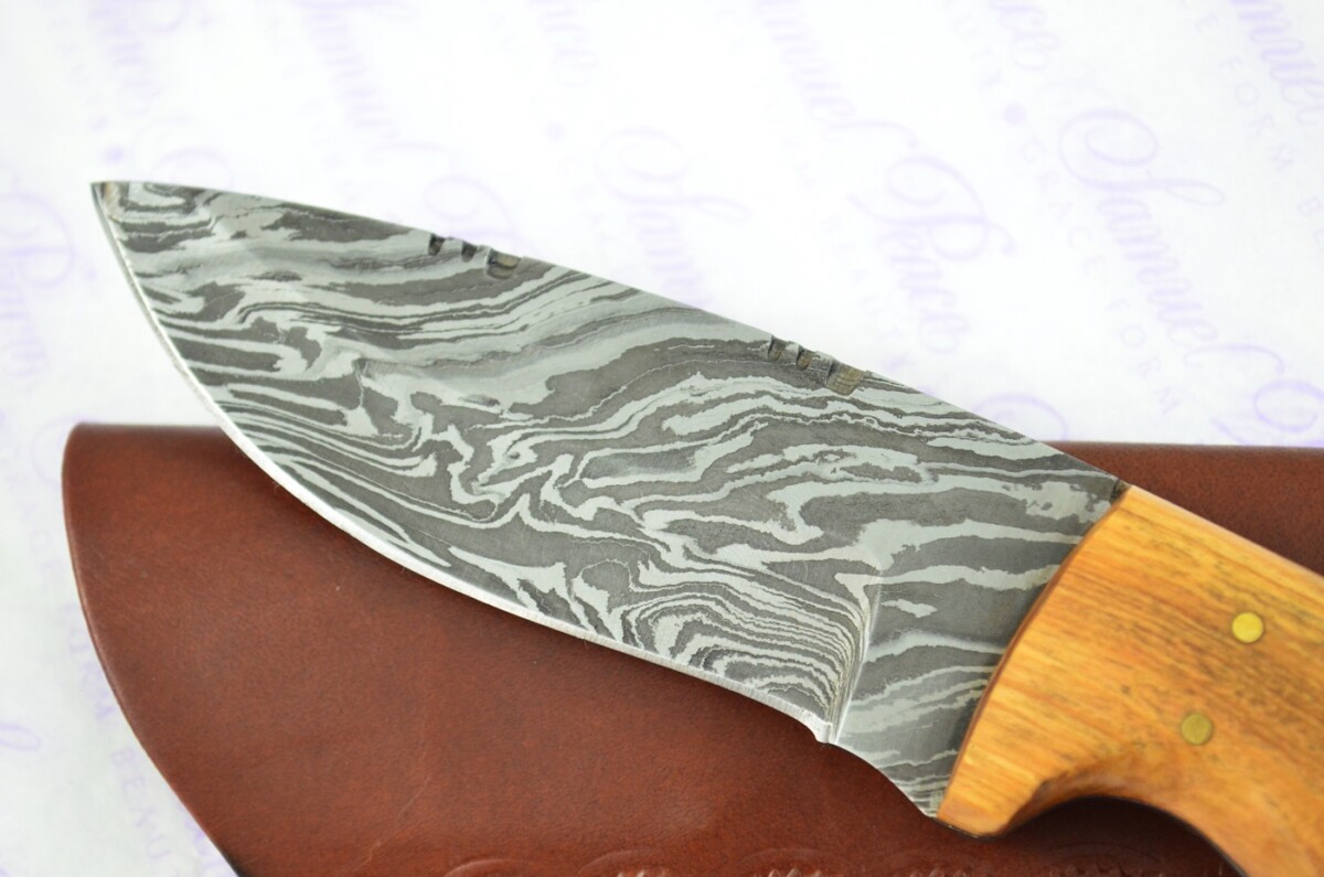 Astounding Damascus Steel Skinning Knife with Buffalo & Olive wood Scales inc Leather Sheath - Image 3
