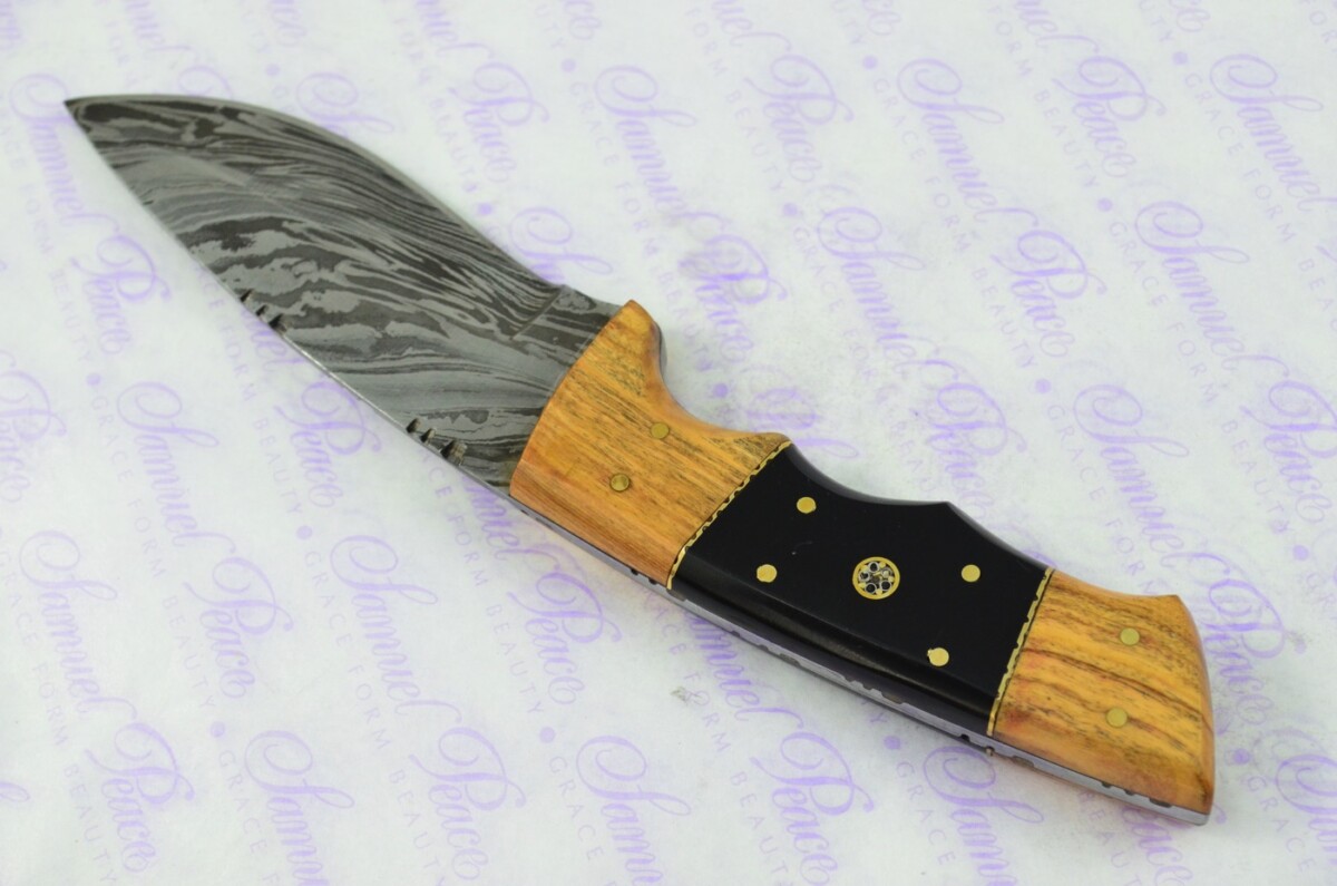 Astounding Damascus Steel Skinning Knife with Buffalo & Olive wood Scales inc Leather Sheath - Image 5