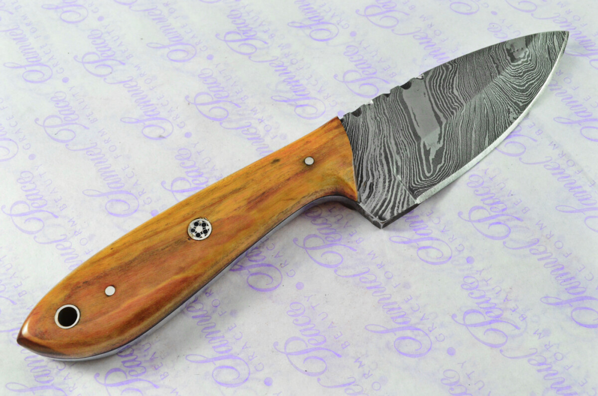 Astounding Damascus Steel Hunting Skinning Knife with Olive Wood Scales inc Leather Sheath - Image 4