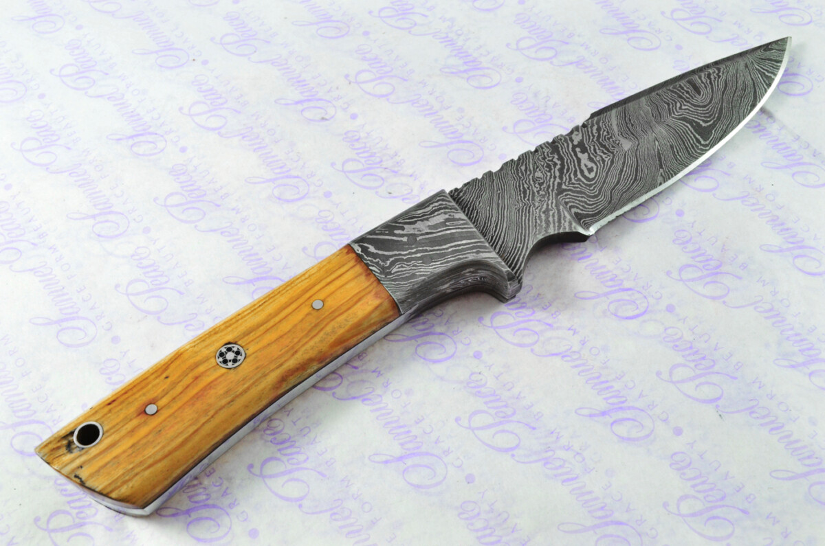 Astounding Damascus Steel Hunting Knife with Olive Wood Scales inc Leather Sheath - Image 4