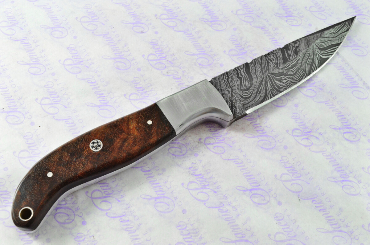 Astounding Damascus Steel Hunting Knife with Rosewood Scales inc Leather Sheath - Image 4